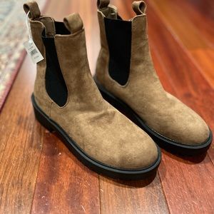 Brown Chelsea’s boots